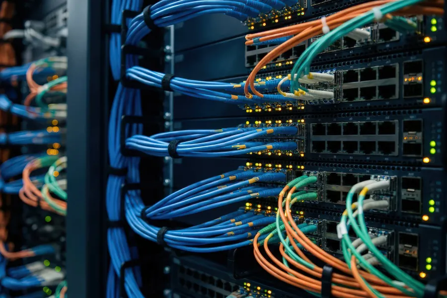 Rack con switches y cableado estructurado de red instalado